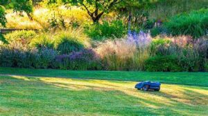 Robot cortacésped automático manteniendo un césped impecable como parte de la tecnología moderna para un jardín inteligente